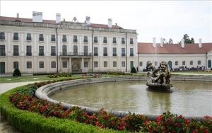 Átadták a fertődi Esterházy-kastély csaknem kétmilliárd forintból felújított nyugati szárnyát