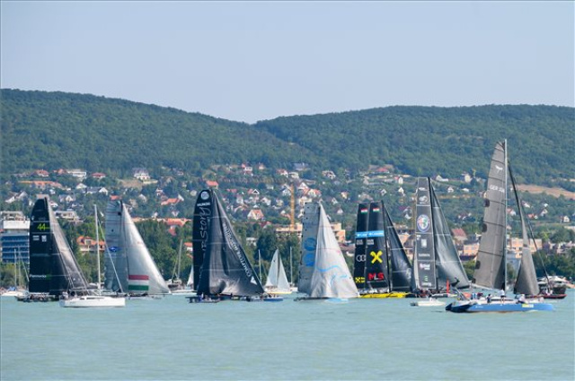 Kékszalag - Elrajtolt a mezőny Balatonfüredről