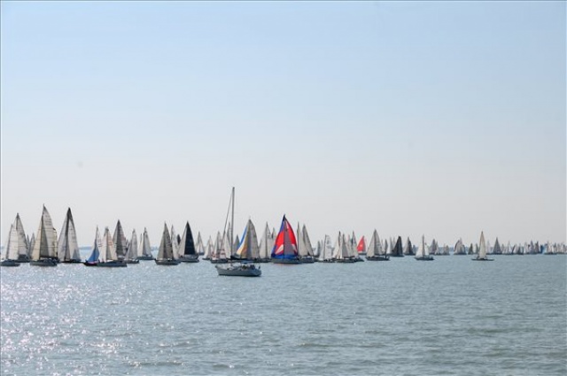 Kékszalag - Elrajtolt a mezőny Balatonfüredről