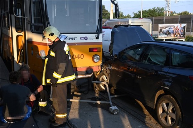 Villamossal ütközött össze egy személyautó a fővárosi Rákóczi hídon 
