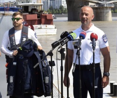 Új egyenruhát és új hajót kapott a dunai vízirendészet