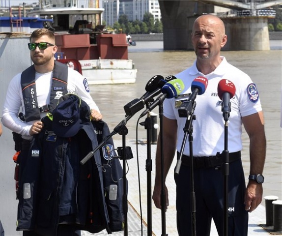 Új egyenruhát és új hajót kapott a dunai vízirendészet