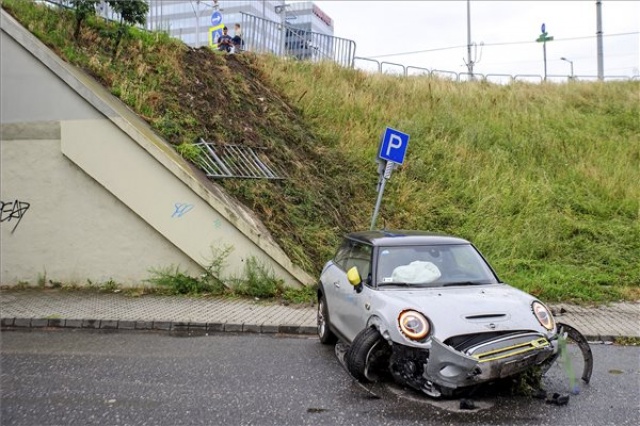 Lezuhant az Árpád híd felhajtójáról egy elektromos autó Budapesten