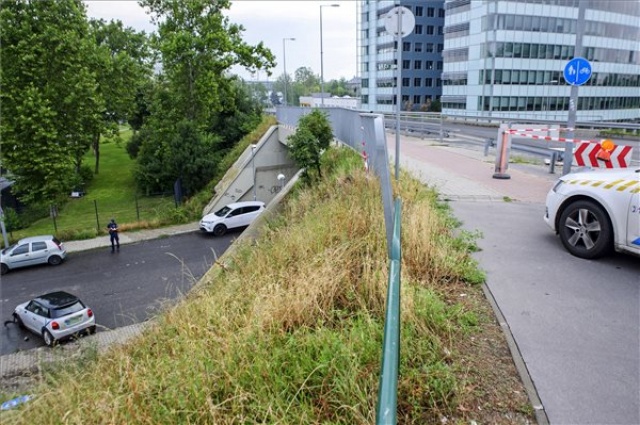 Lezuhant az Árpád híd felhajtójáról egy elektromos autó Budapesten
