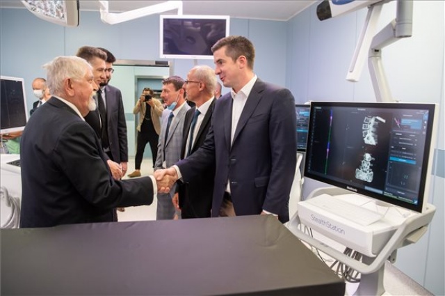 Átadták a hibridműtőt a Fiumei úti baleseti központban