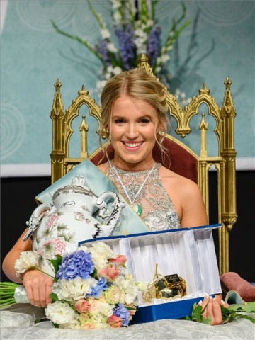 Anna-bál - Elsőbálozók lettek a balatonfüredi Anna-bál szépei