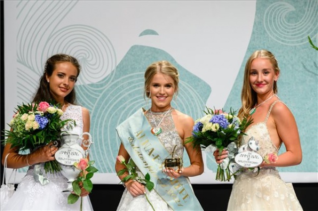 Anna-bál - Elsőbálozók lettek a balatonfüredi Anna-bál szépei