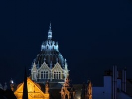 Szeged esti fényekben – városnéző séta