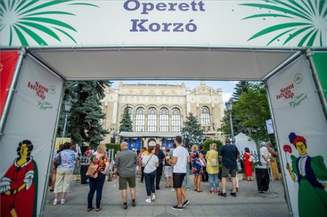 Augusztus 20. - Operett Korzó a Pesti Vigadó előtt 