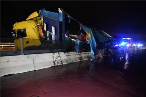 Felborult egy kamion, meggylé ömlött az M3-as autópályára Mogyoródnál