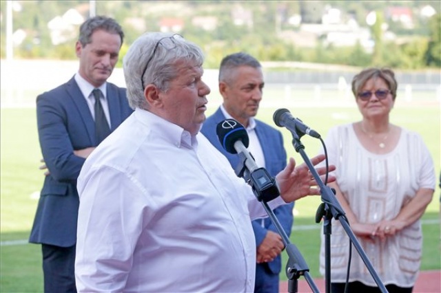 Átadták a felújított bonyhádi sportpályát