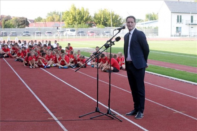 Átadták a felújított bonyhádi sportpályát