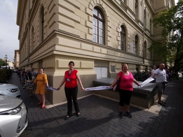 Rektori Hivatal ölelés