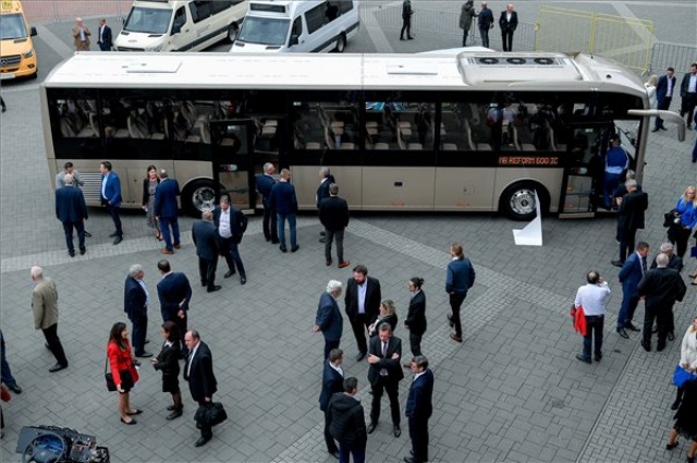 Bemutatták az Inter Traction Electrics Kft. új távolsági autóbuszát Debrecenben