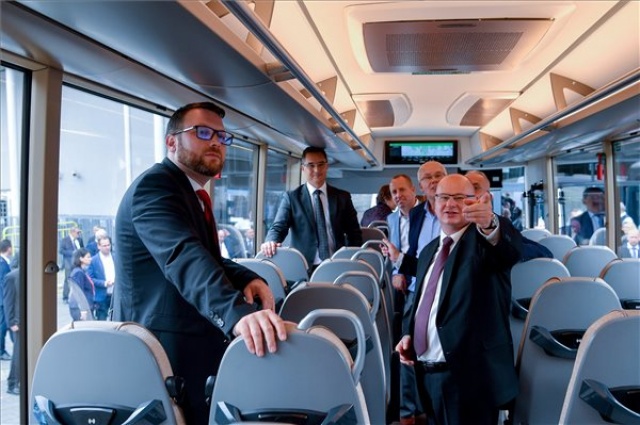 Bemutatták az Inter Traction Electrics Kft. új távolsági autóbuszát Debrecenben