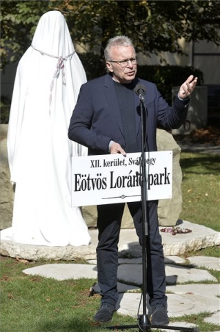 Felavatták Eötvös Loránd szobrát Budapesten a Gesztenyés kertben