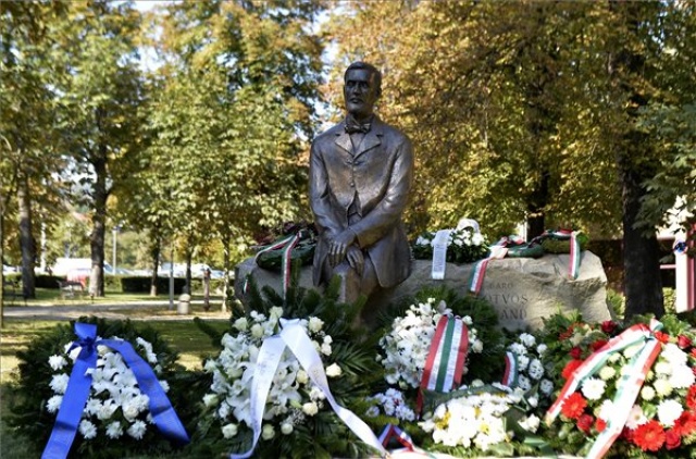 Felavatták Eötvös Loránd szobrát Budapesten a Gesztenyés kertben