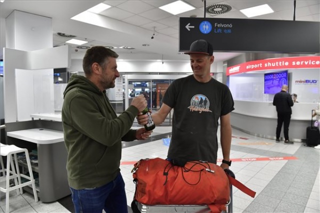 Hazaérkezett Varga Csaba hegymászó Nepálból 