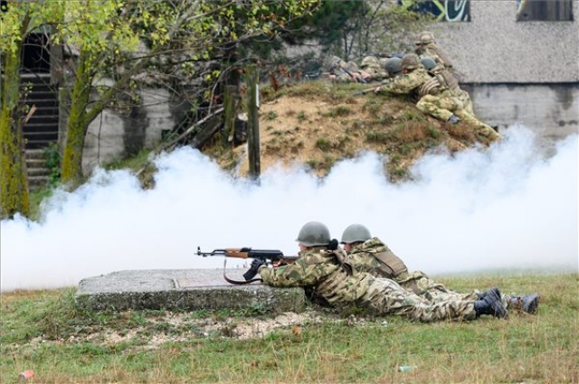 Tartalékosok gyakorlatoznak az újdörögdi romvárosban