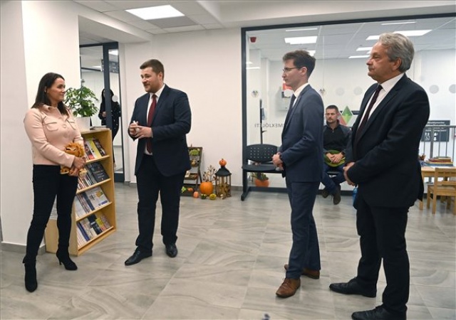 Novák Katalin a felújított székesfehérvári Alba Bástya Család- és Gyermekjóléti Központba látogatott 