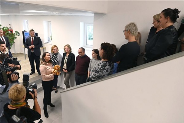 Novák Katalin a felújított székesfehérvári Alba Bástya Család- és Gyermekjóléti Központba látogatott 