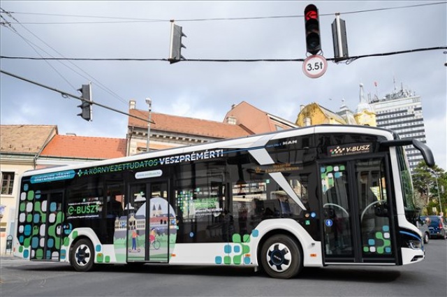 Elektromos buszt állítottak tesztüzembe Veszprémben