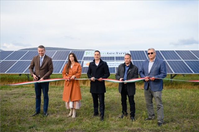 Napelemparkot adtak át a Veszprém megyei Öskün 