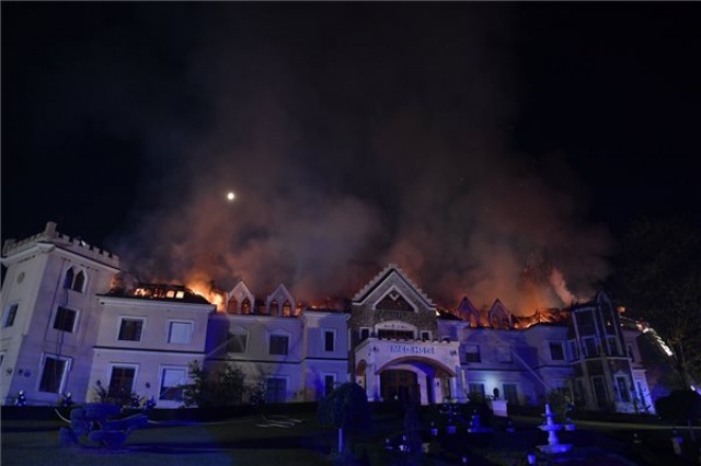 Kigyulladt a Borostyán Med Hotel tetőszerkezete Tamásipusztán