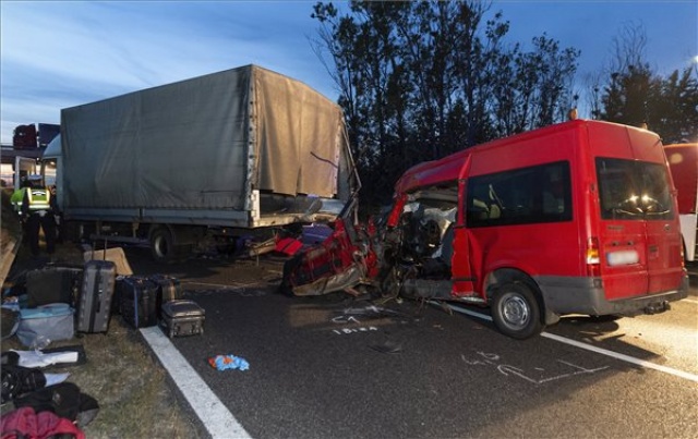 Öten haltak meg az M1-esen történt balesetben 