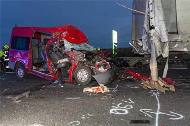 Öten haltak meg az M1-esen történt balesetben 