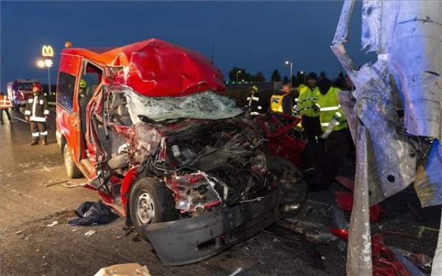 Öten haltak meg az M1-esen történt balesetben 