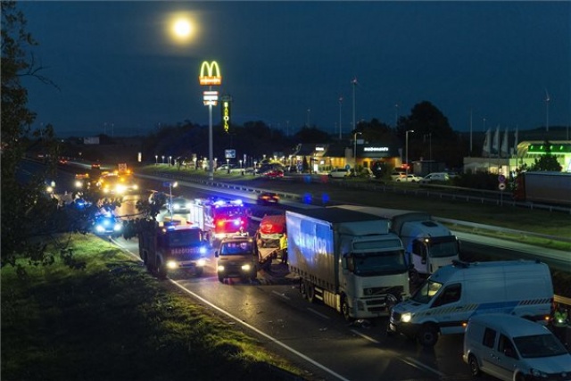 Öten haltak meg az M1-esen történt balesetben 
