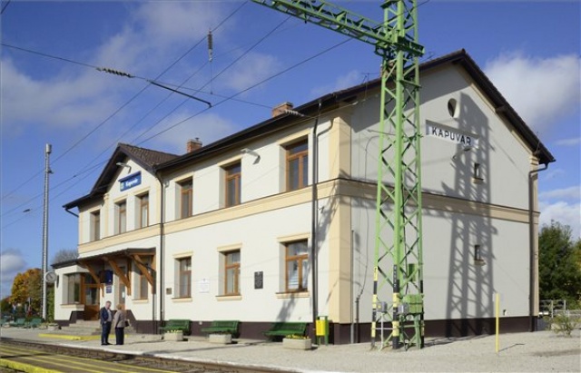 Átadták a felújított kapuvári vasútállomást