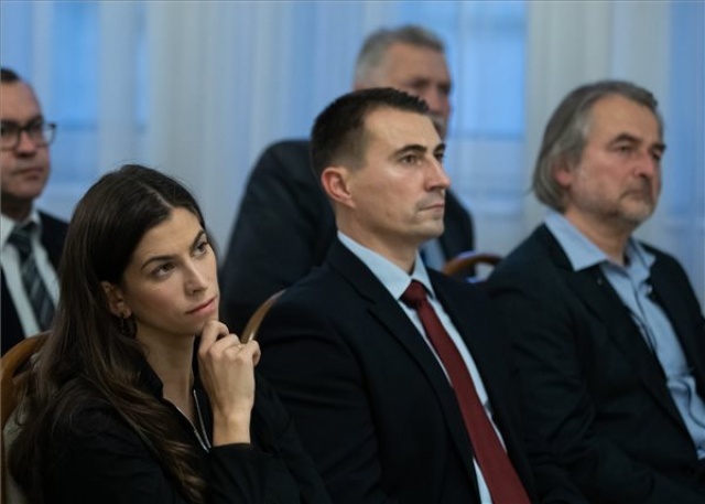 Bartók-mellszobrot avattak a csepeli Fasang Árpád Zenei Alapfokú Művészeti Iskolában
