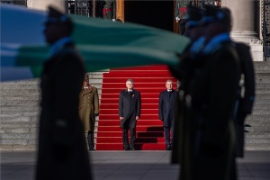 Október 23. - Felvonták a nemzeti lobogót az Országház előtt