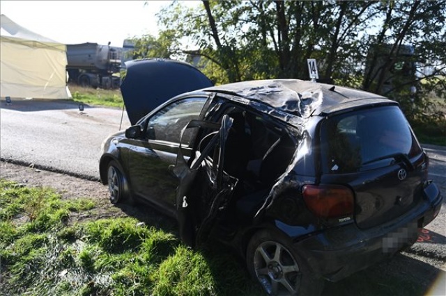 Fának csapódott egy autó az 51-es főúton, utasa meghalt