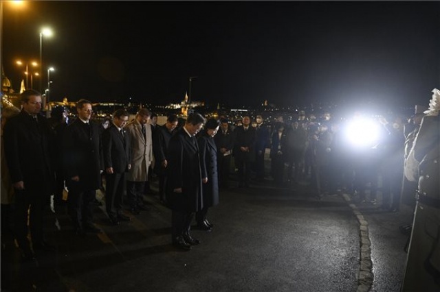 Dunai hajóbaleset - Fejet hajtott az áldozatok előtt a dél-koreai köztársasági elnök