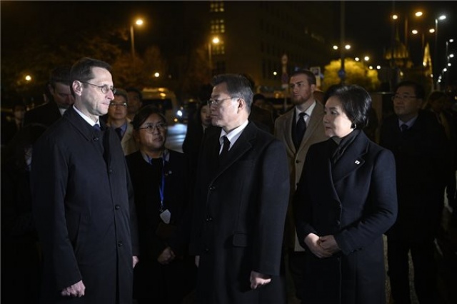 Dunai hajóbaleset - Fejet hajtott az áldozatok előtt a dél-koreai köztársasági elnök