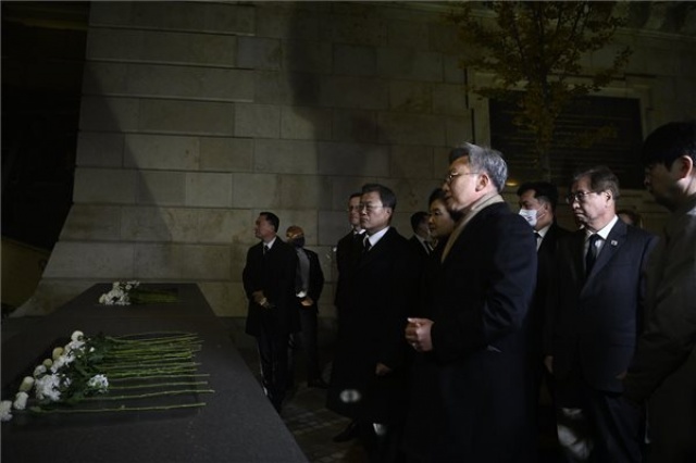Dunai hajóbaleset - Fejet hajtott az áldozatok előtt a dél-koreai köztársasági elnök