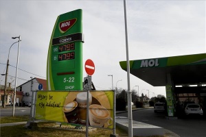 A kormány 480 forintban maximálta a benzin és a gázolaj árát a benzinkutaknál