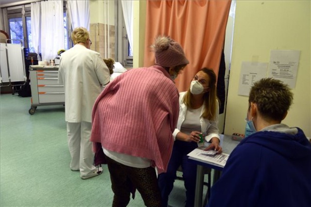 Koronavírus - Elkezdődött az oltási akcióhét, sokan vannak az oltópontokon - Budapest