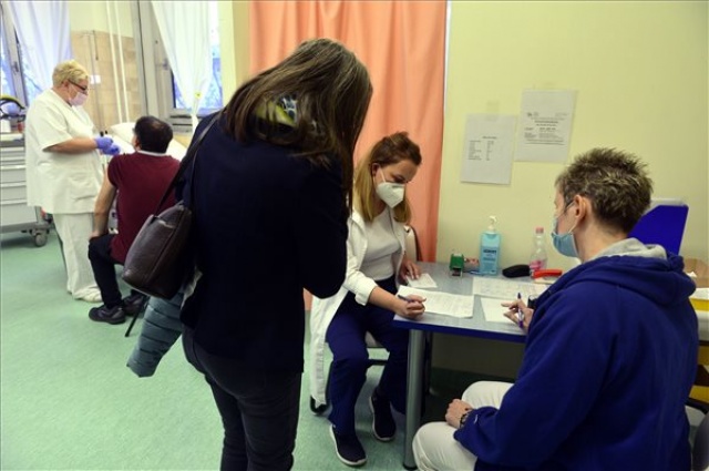 Koronavírus - Elkezdődött az oltási akcióhét, sokan vannak az oltópontokon - Budapest