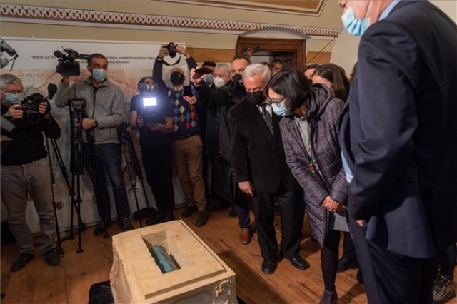 Felnyitották a marosvásárhelyi református kollégium időkapszuláját