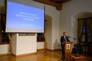 Benkő Tibor lakossági fóruma a haderőfejlesztés reformjáról Várpalotán