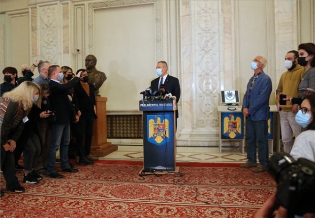 Bizalmat szavazott a román parlament Nicolae Ciuca nagykoalíciós kormányának