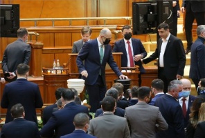 Bizalmat szavazott a román parlament Nicolae Ciuca nagykoalíciós kormányának