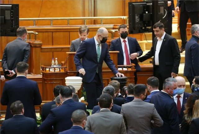Bizalmat szavazott a román parlament Nicolae Ciuca nagykoalíciós kormányának
