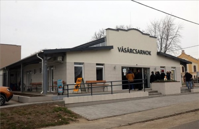 Új vásárcsarnokot adtak át Mezőcsáton