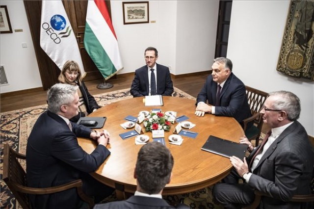 Orbán Viktor az OECD főtitkárával tárgyalt
