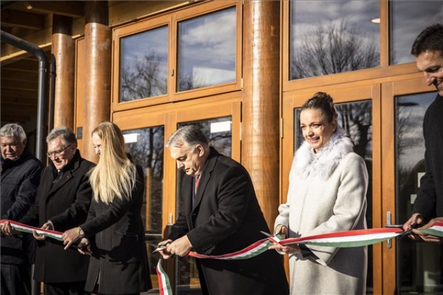 Felavatták a Gödöllő Városi és Térségi uszodát